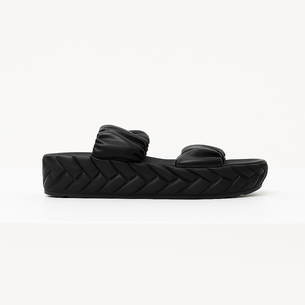 Vista lateral de sandalia negra casual para mujer. Diseño fresco y práctico, ideal para climas cálidos