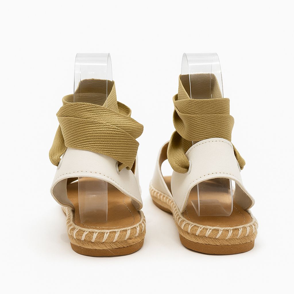 Yannine Blanco –  Alpargata de piso clásica