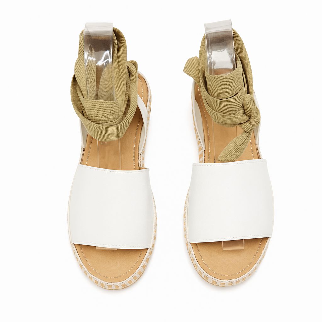 Yannine Blanco –  Alpargata de piso clásica