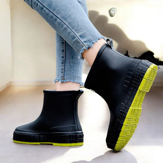 Bota corta de lluvia para dama en color negro. Diseño impermeable, ideal para días lluviosos con estilo.