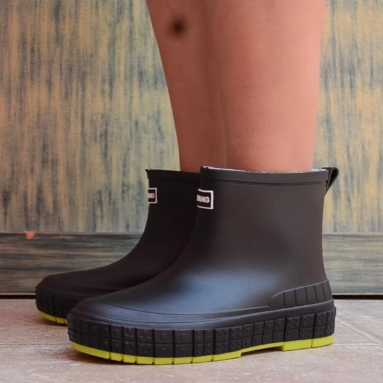 Detalle de bota de lluvia negra, corte bajo para dama. Acabado liso, ideal para clima húmedo con estilo