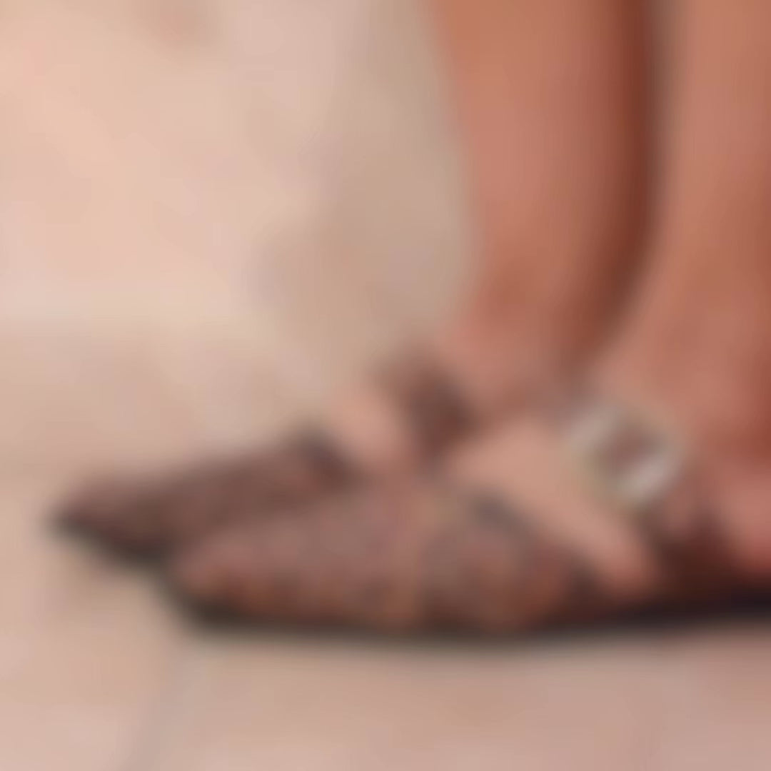 Detalle de mule bajo con animal print para mujer. Ideal para dar un toque atrevido a cualquier outfit
