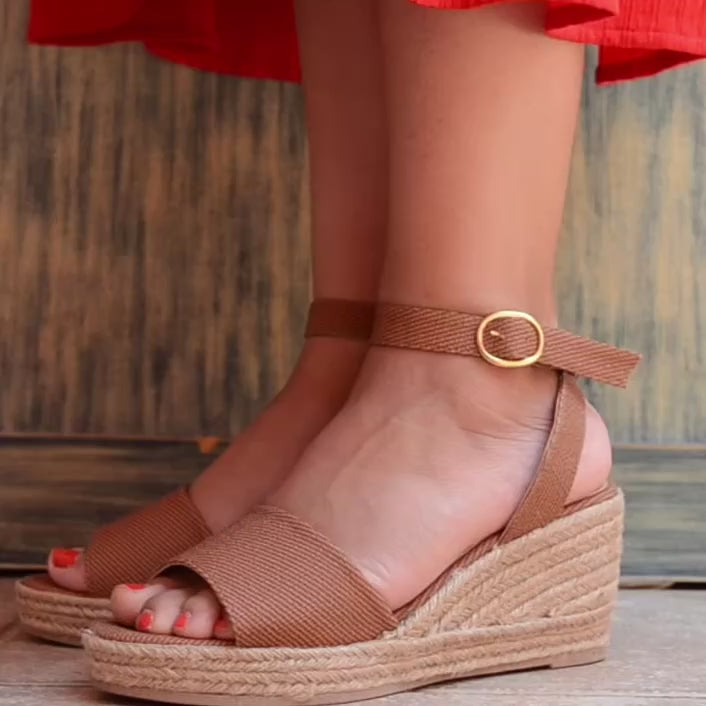Detalle de sandalia alpargata café.  suela cómoda y diseño casual femenino.