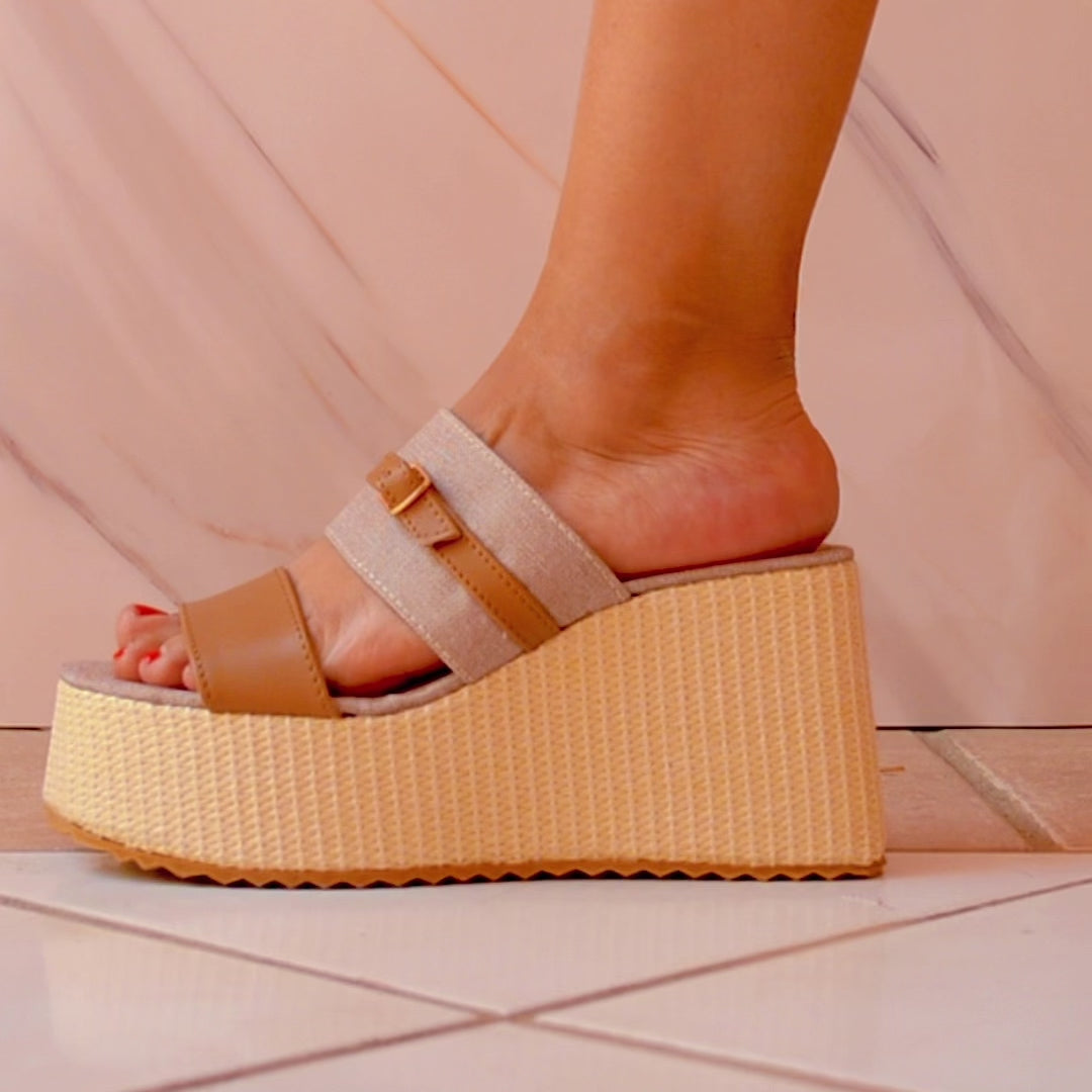 Detalle de sandalia de plataforma en café y beige para dama. Suela tipo yute y acabado artesanal
