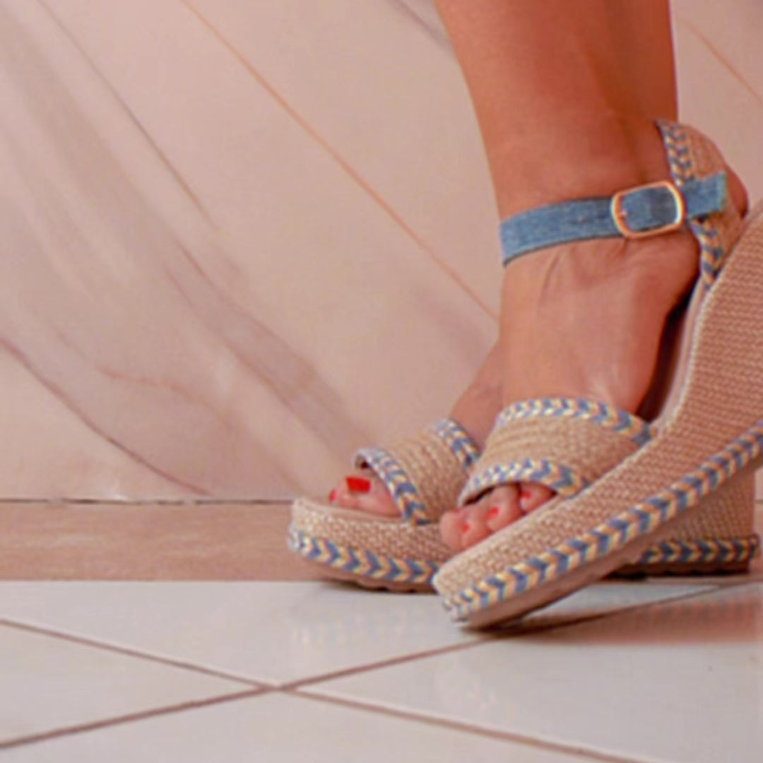Detalle de alpargata con plataforma para mujer en beige y azul. Suela tipo yute y acabados artesanales.