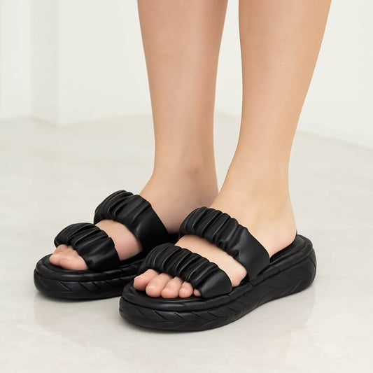 Sandalia negra para dama de diseño casual, vista frontal. Estilo versátil y cómodo para uso diario.