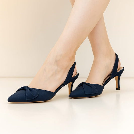 Tacón clásico negro para dama con moño al frente, vista frontal. Elegante y femenino, ideal para eventos formales o de oficina.
